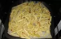 Na plech položíme pečící papír a vysypeme...