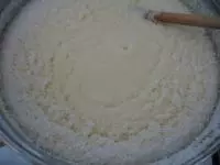 Do horké směsi vmícháme kokos. ...