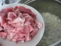 Cibuli očistíme, nakrájíme nadrobno a na...