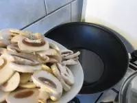 Žampiony očistíme, nakrájíme na plátky. V...
