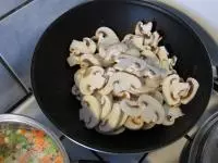 K žampionům přidáme koření, můžeme je...