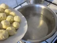 Z tvarohového těsta vytvarujeme knedlíčky,...