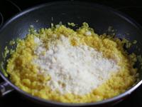 Přidáme nastrouhaný parmezán a kousek másla....