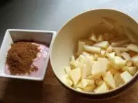 Rozinky namočíme do horké vody, necháme...