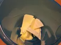 Máslo nakrájíme na plátky, aby rychleji...