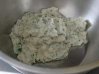 Filet z tresky rozmixujeme s petrželovou natí....