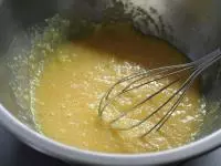 Troubu vyhřejeme na 180 °C. V misce utřeme...