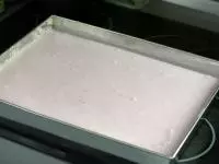 Náplň rozetřeme na upečený korpus, posypeme...