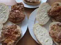 Na hořčici položíme teplé maso. ...