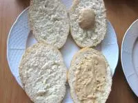 Velké housky překrojíme a potřeme jednu...
