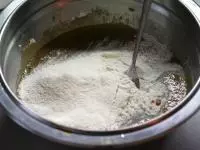 V misce smícháme mouku s práškem do pečiva. V...