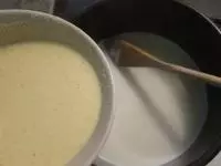 Uvedené množství mléka rozdělíme na větší...
