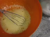 Vajíčka postupně rozklepneme a žloutky...