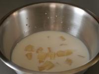 Nakrájený ananas, mléko, vejce, cukr, kokosový...