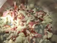 Cibuli očistíme, pokrájíme nadrobno a...