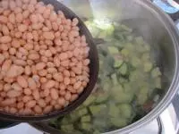 Sterilovanéu bílé fazole z konzervy scedíme a...