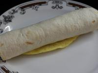 Srolujeme do tortily, překrojíme a můžeme...