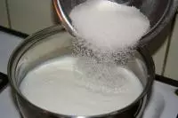 Do 300 ml mléka nasypeme krystalový a vanilkový...