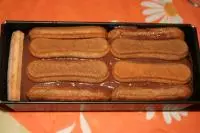 Povrch pokryjeme zbylými kávovými piškoty a...