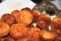 Smažené krokety necháme okapat na papírovém...