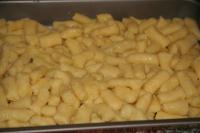 Připravené gnocchi, rovnoměrně rozložíme na...