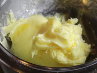 Vyšleháme máslo s cukrem