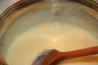Do misky odlijeme trochu mléka (zbývající...