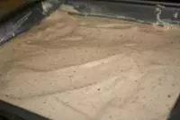 Oddělíme žloutky od bílků. K žloutkům...