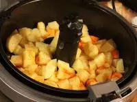 Brambory a mrkev nakrájíme na přibližně...