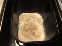 Do míchací nádoby domácí pekárny nalijeme...
