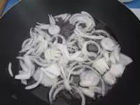Na oleji zlehka opečeme na tenká kolečka...