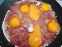 Na salám nalijeme rozklepnutá vajíčka a...