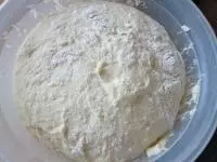 Vypracujeme těsto a necháme kynout cca 30 minut...