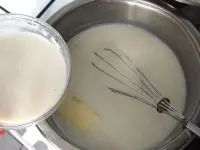 Přidáme máslo, mléko a mléčnou zavářku,...