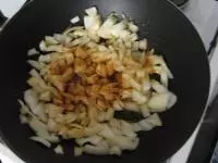 Cibuli očistíme, nakrájíme a 5 minut podusíme...