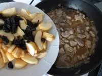 Jablka očistíme, odstraníme jadřince a...