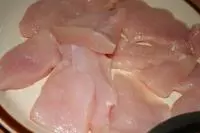 Kuřecí prsa nakrájíme na menší řízky (cca...