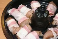 Odstáté maso obalíme v plátcích slaniny....