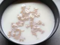 V mléce rozdrobíme droždí, přidáme cukr....