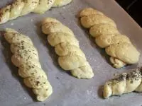 Pletýnky poklademe na plech vyložený papírem...