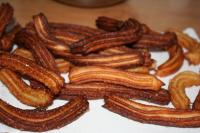 Churros vyndáme na papírový ubrousek a necháme...