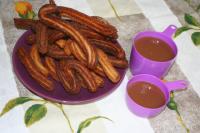 Churros podáváme zatepla, namáčíme v horké...