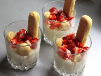 Sklenice do poloviny naplníme mascarpone krémem,...