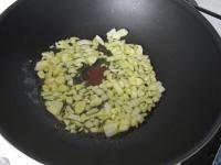 Očištěnou a nakrájenou cibuli s očištěným...