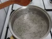 Cukr rozvaříme 15 minut ve vodě na lepkavý...