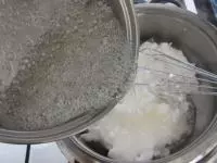 Bílky vyšleháme na tuhý sníh, přilijeme do...