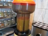Dobře rozmixujeme. Vylijeme do připraveného...