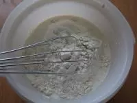 Ve smetaně a mléce rozmícháme mouku....