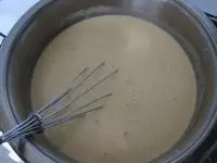 Omáčku uvedeme do varu, přilijeme zavářku a...