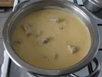 Do horké omáčky vložíme zpět maso, které se...
